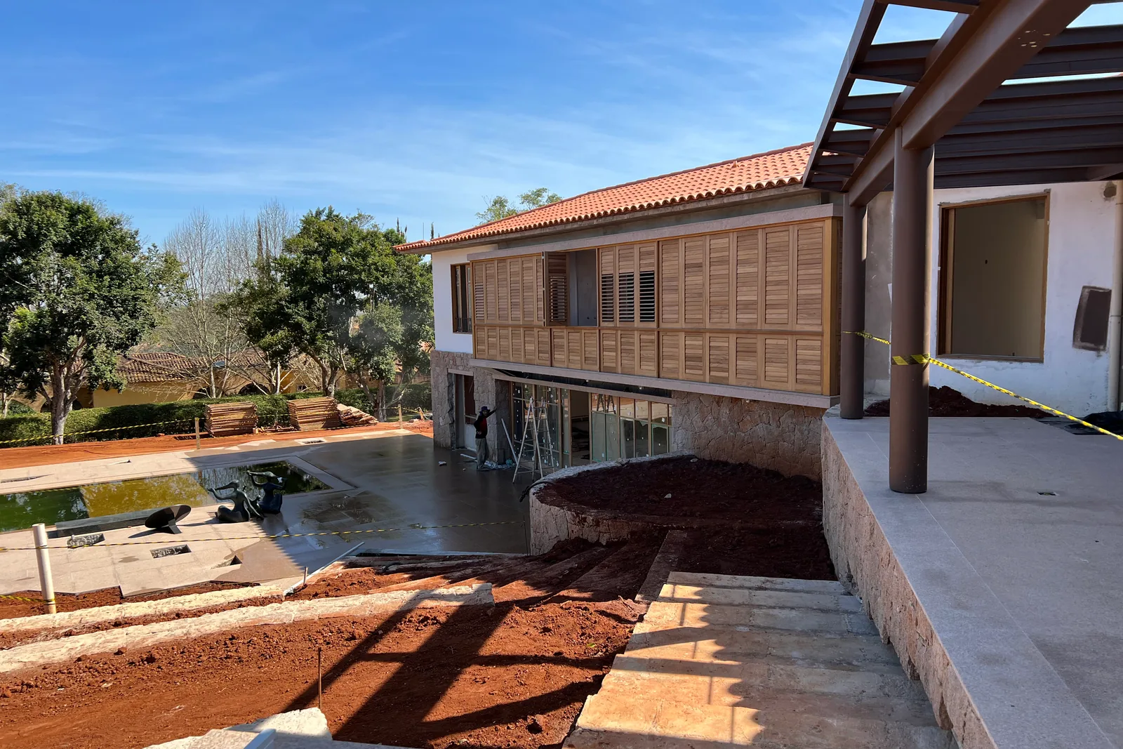 A residência pronta com o entorno ainda em terra