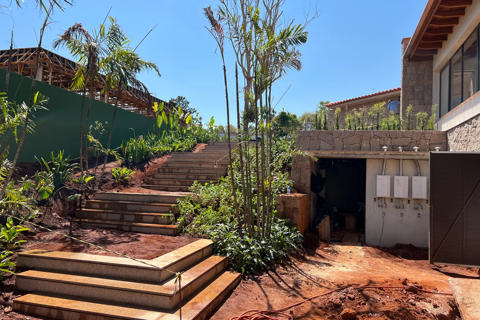 A vista com o vizinho à mostra, antes da implantação