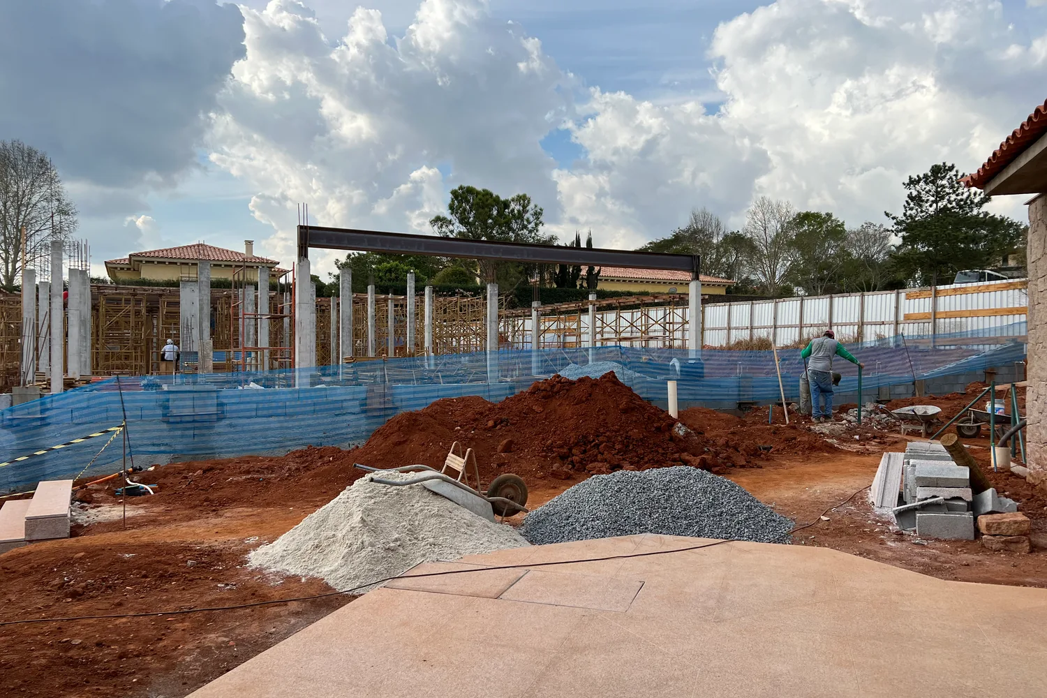 Durante a obra, a estrutura do vizinho domina o horizonte